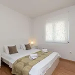 Superior-apartment Mit Einem Schlafzimmer In Strandnaehe By Interhome Appartamento Traù